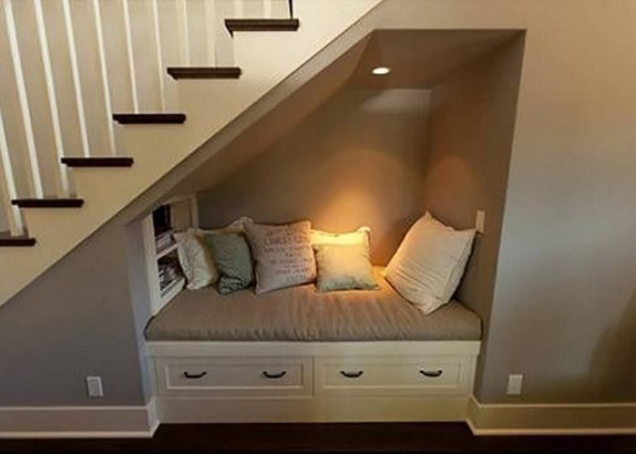 amenager-l'espace-sous-un-escalier-absolutelyfemme.com