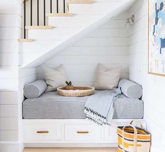 amenager-l'espace-sous-un-escalier-absolutelyfemme.com