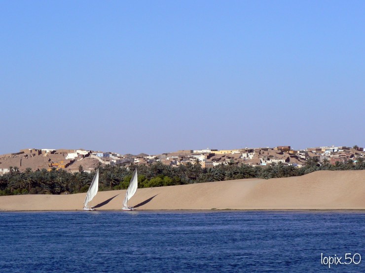 voiles-sur-les-filles-en-barques-sur-le-nil-absolutelyfemme.com